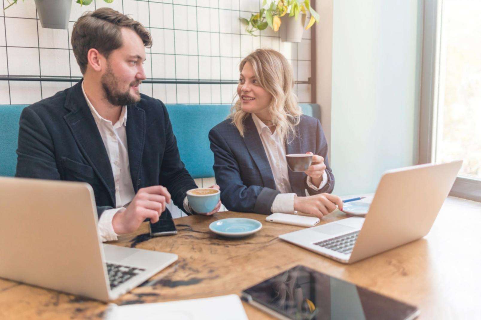Professionelle Nagelmodellage Arbeitsplatz mit modernen Geräten