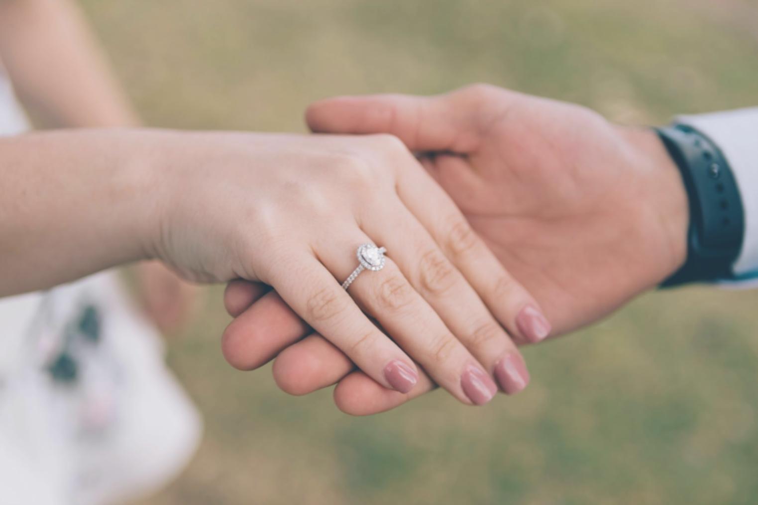 Professionelle Nagelbehandlung mit modernen Verlängerungstechniken