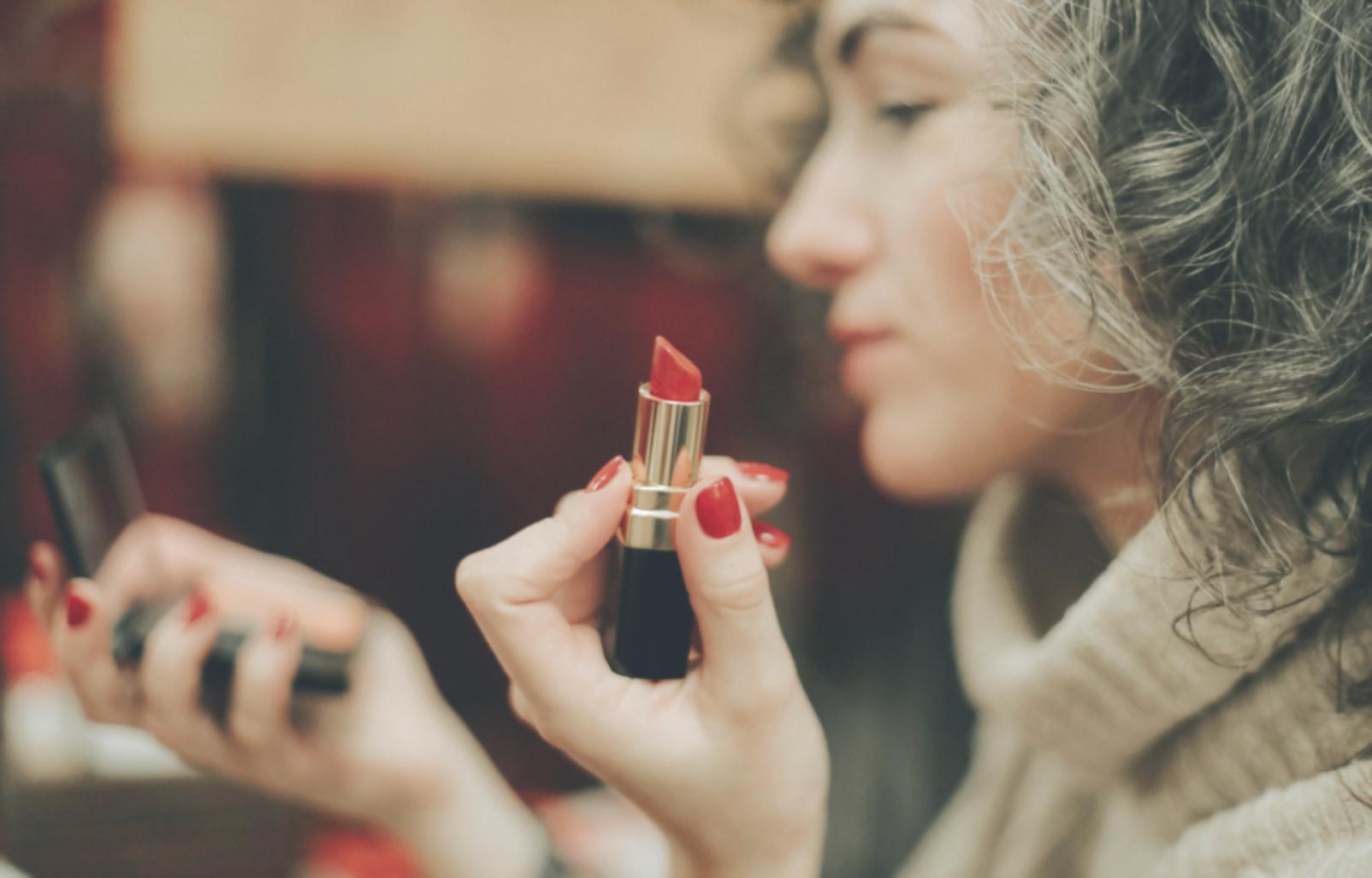 Detailaufnahme einer professionellen Nagelmodellage Arbeitsplatz