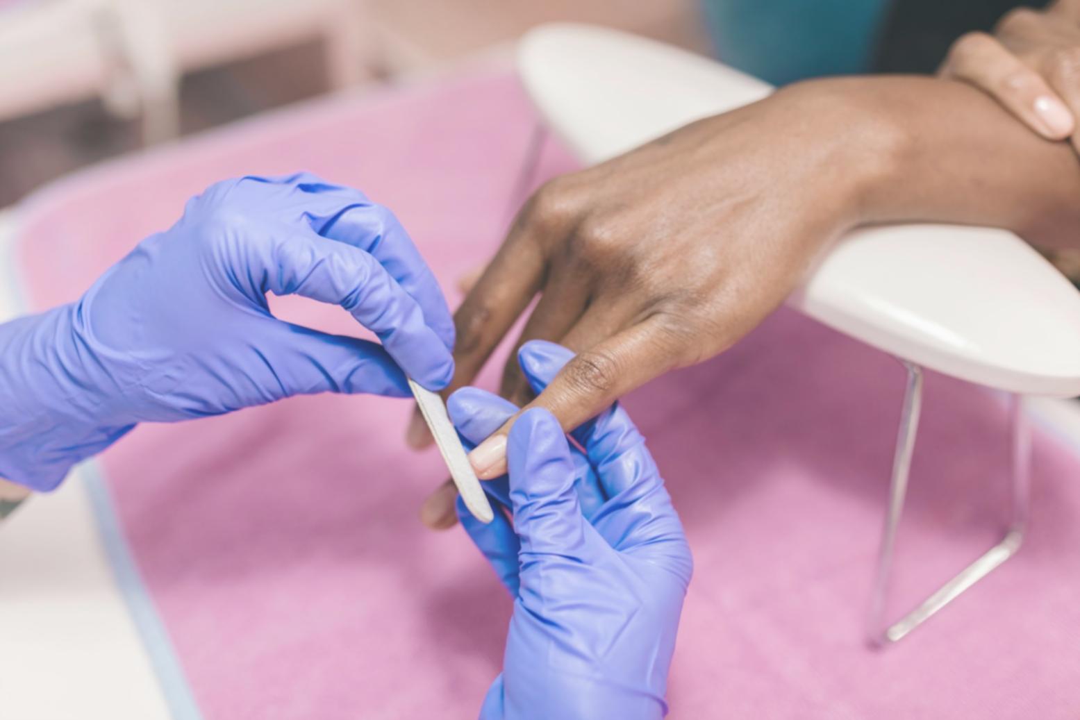 Moderne Nagelverlängerung Techniken in der Anwendung